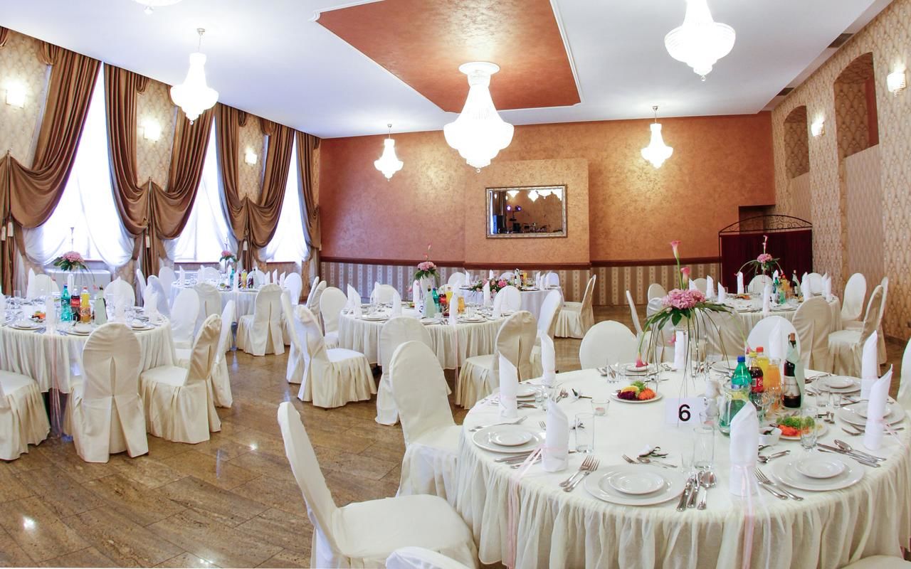 Отель Komoda Club Residence Калиш